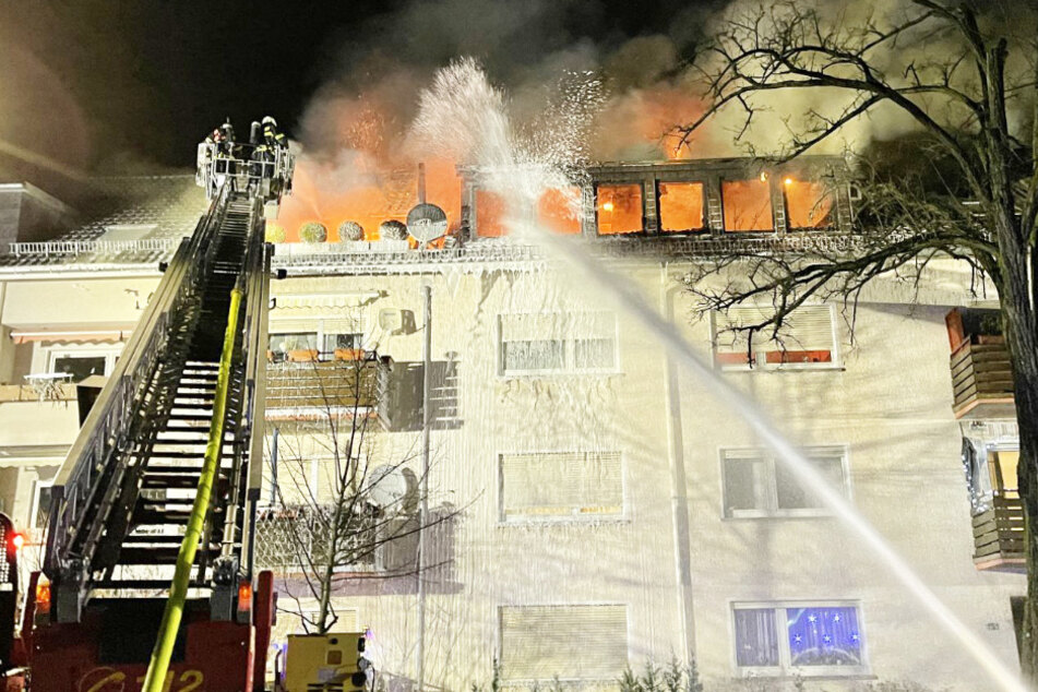Feuersbrunst wütet in Mehrfamilienhaus: Fünf Verletzte