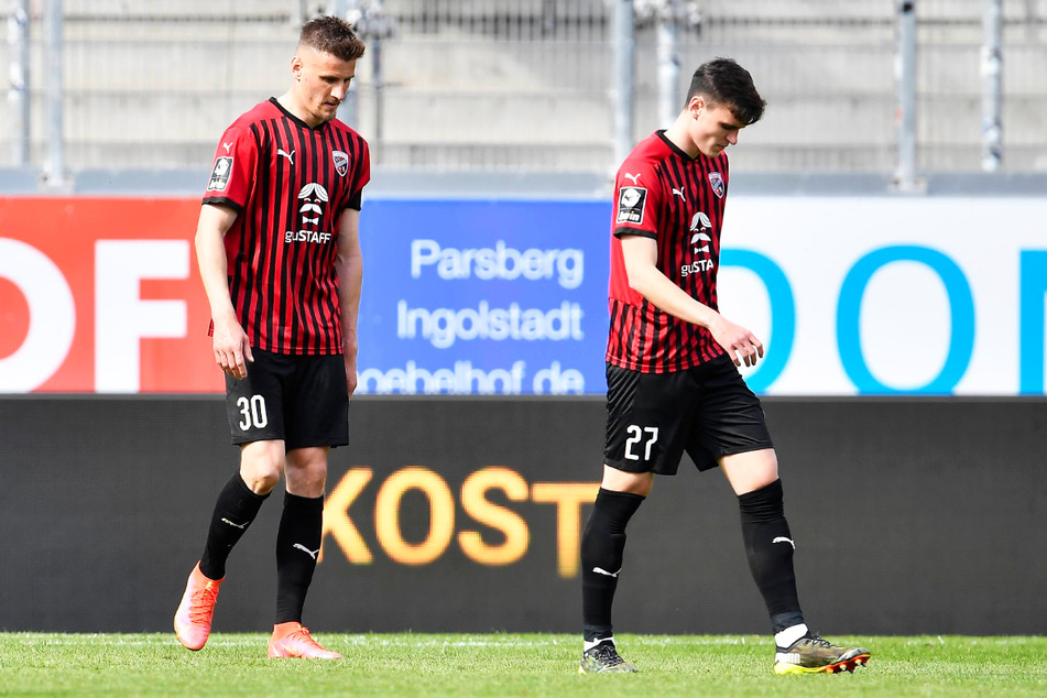 Rückschlag für den FC Ingolstadt 04 und Kapitän Stefan Kutschke (32, l.): Die Schanzer gingen in der 90. Minute mit 2:1 in Führung, kassierten in der Nachspielzeit aber noch den Ausgleich.