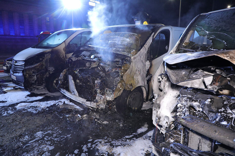Die von den Flammen zerstörten Fahrzeuge des Wohnungskonzerns.