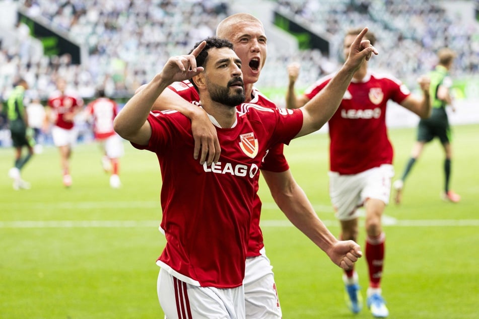 Tolcay Cigerci (31, l.) und Dmytro Bogdanov (19) jubeln. Energie zeigt weiter Spektakel-Fußball.