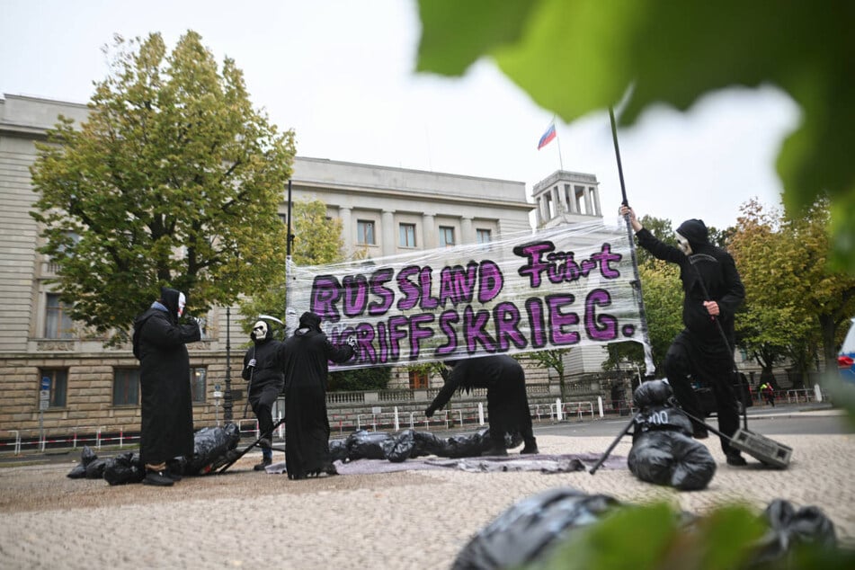 Die Demonstranten haben vor der Botschaft auch Leichensäcke abgelegt.