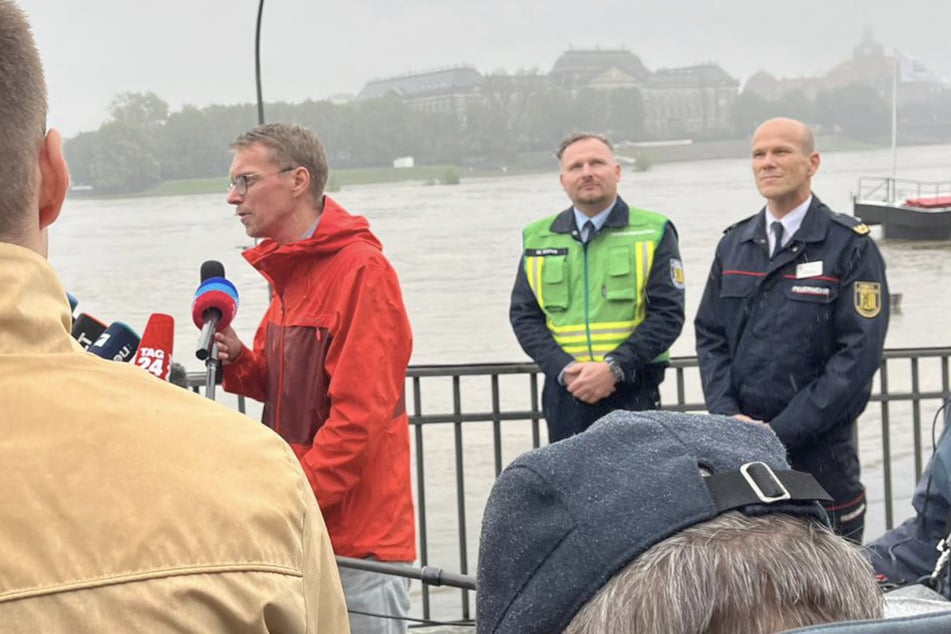 Umweltamtsleiter René Herold (44, rote Jacke) informierte zu den erwartenden Pegelständen der Elbe.