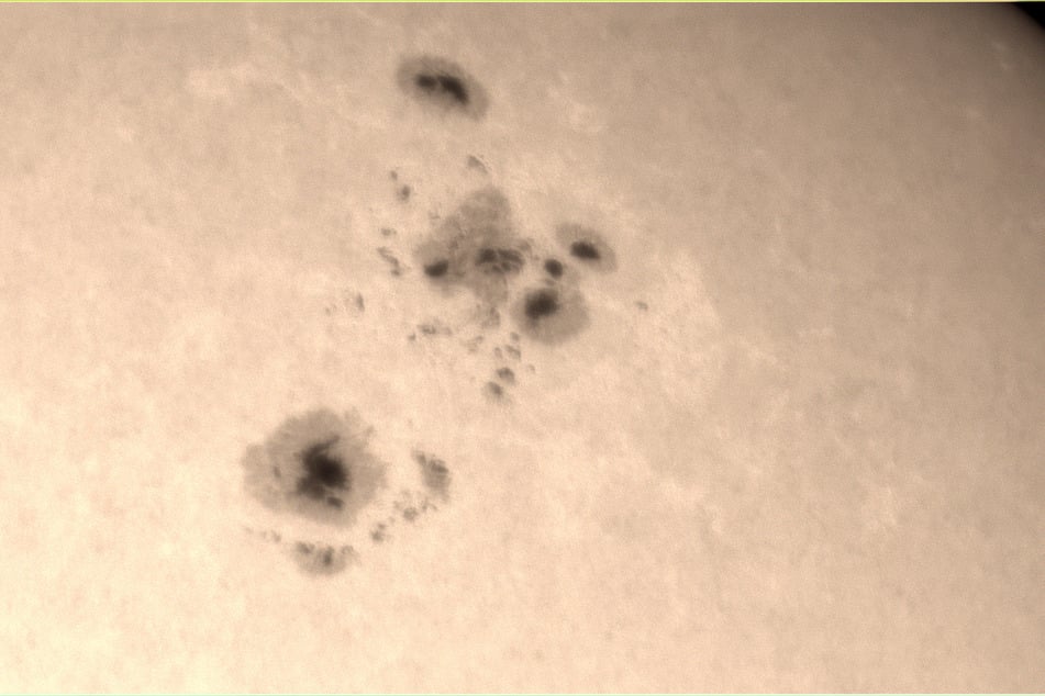 Wenn man Sonnenflecken beobachten will, sollte man immer aus Sicherheitsgründen einen Spezialfilter, beispielsweise eine Sonnenfinsternisbrille, benutzen.