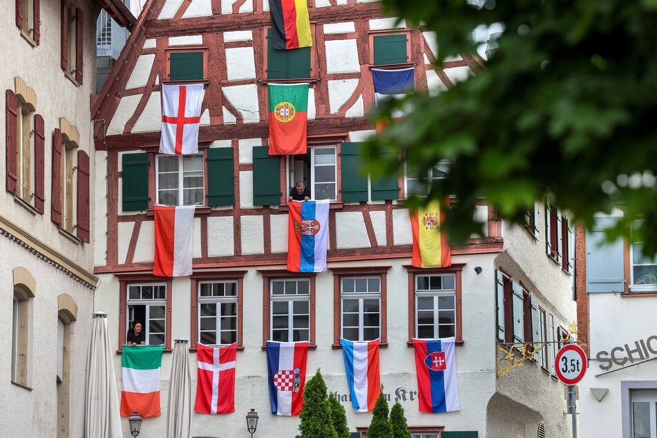 Ein Gastwirt und seine Frau haben ihr Fachwerkhaus in Baden-Württemberg während der Europameisterschaft mit den Flaggen teilnehmender Fußball-Nationen dekoriert.