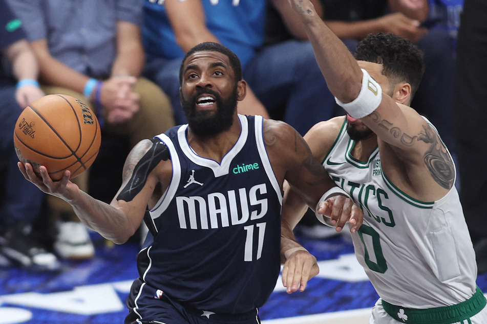 Kyrie Irving (l.) and the Dallas Mavericks are hoping to make history with a comeback from a 3-0 start in the NBA Finals.