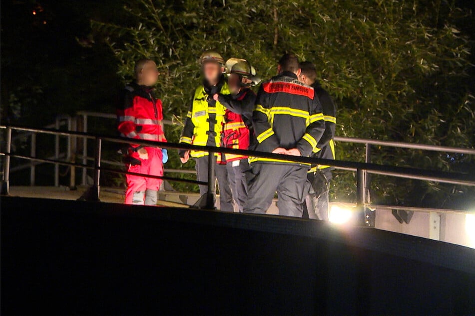 Am Freitagabend suchten Einsatzkräfte nach einer angeblichen Wasserleiche in der Elbe.