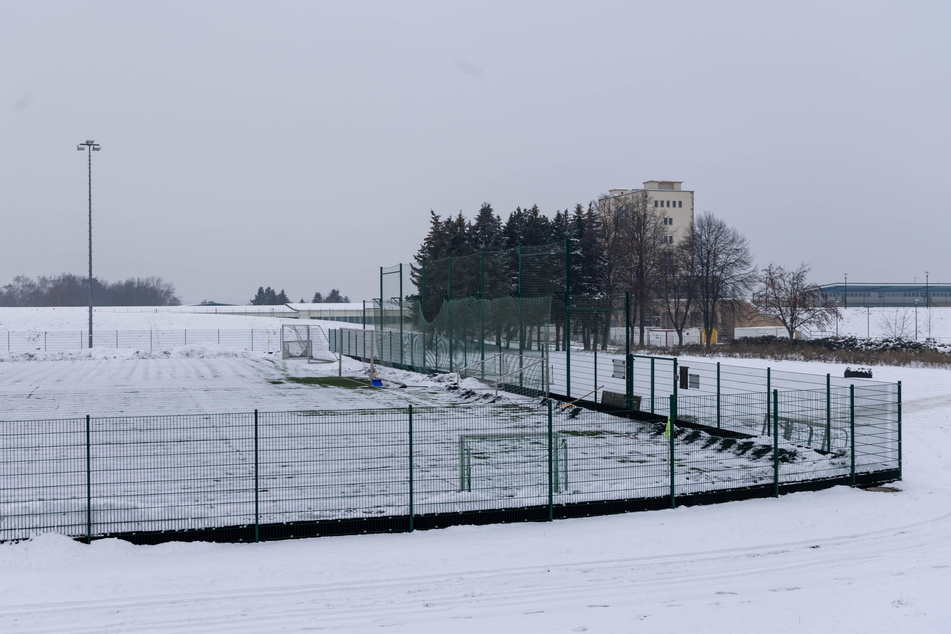Derzeit bedeckt ein Schneeteppich das Juniorenstadion im Sportforum. Im Frühjahr soll das Gelände wieder flott gemacht werden.