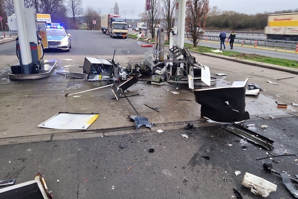 Unfall A7: Nissan kracht mit voller Wucht in Tankstelle: Fahrer "absolut fahruntüchtig"