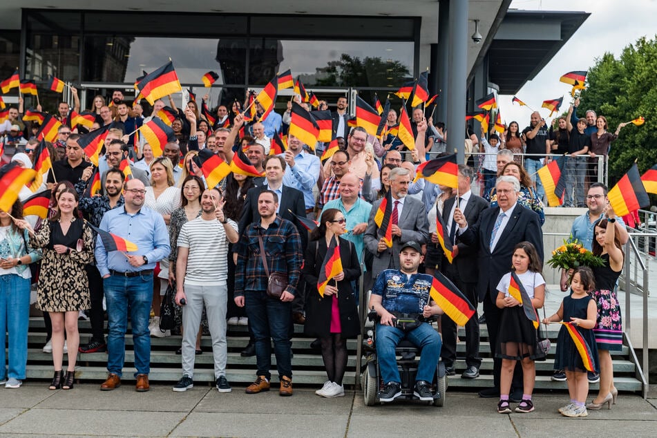 Erfolgreich integriert: Gruppenbild von der Einbürgerungsfeier vor dem Sächsischen Landtag.
