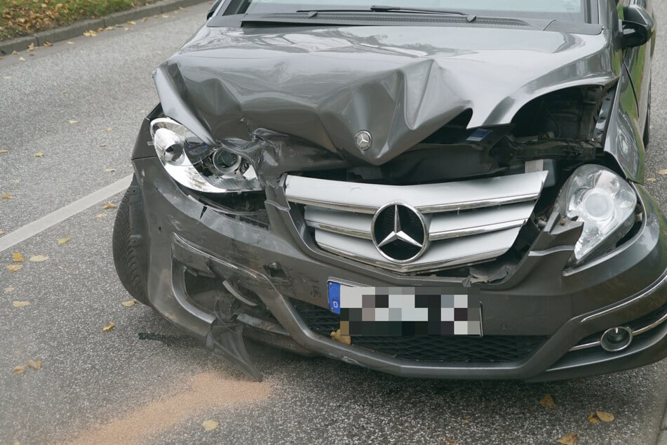 Schwerer Crash in Hamburg: Zwei Verletzte bei heftigem Zusammenstoß