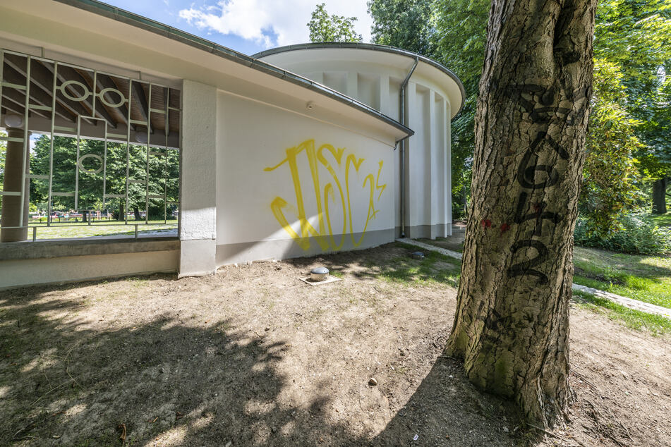 Der frisch sanierte Pavillon am Schloßteich wurde schon wieder beschmiert.