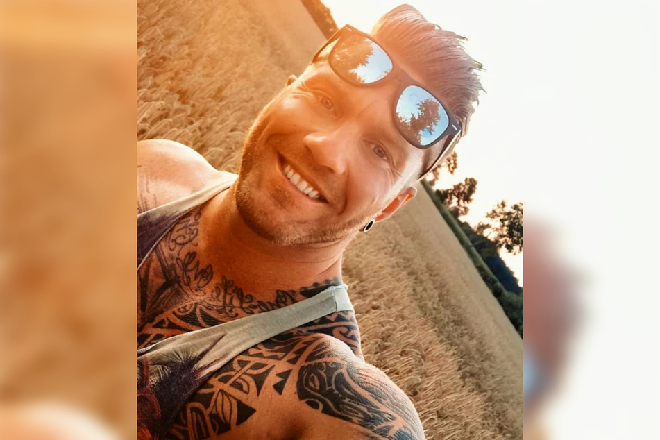 Till Adam (32), bekannt aus zahlreichen Datingshows, saß während des Spiels der deutschen Nationalmannschaft in einem Taxi fest.