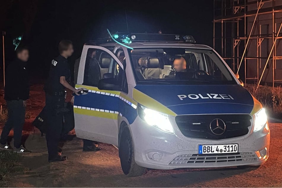 In der Nähe eines brennenden Rohbaus hat die Polizei einen Tatverdächtigen festgenommen.