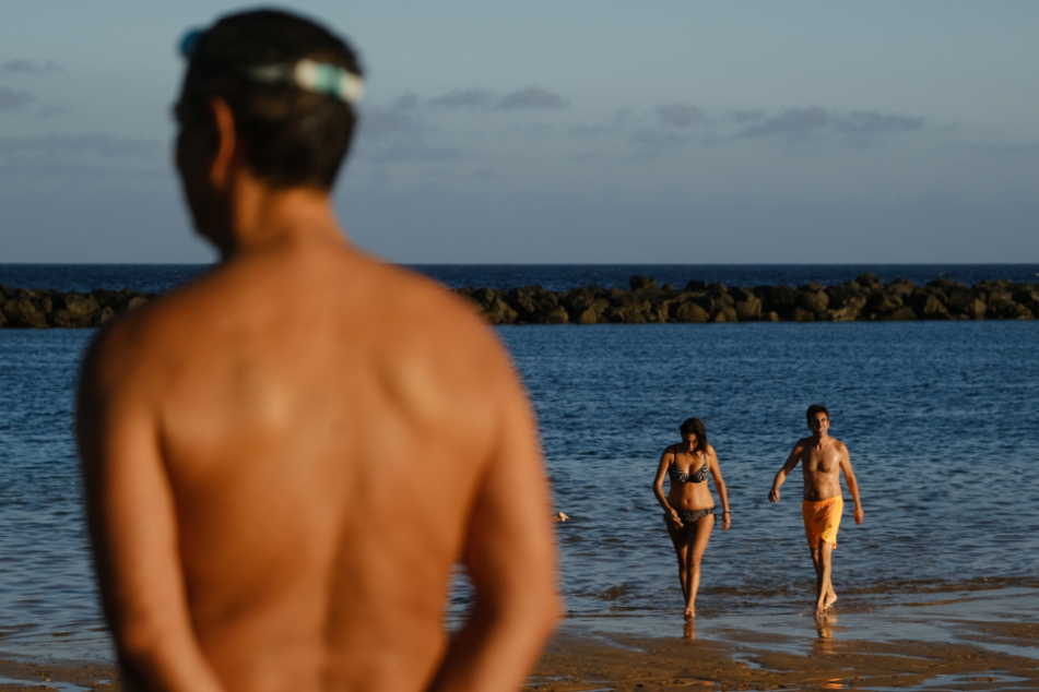 Wenige Menschen baden am Strand La Teresita, als die Bundesregierung die Kanaren wegen steigender Infektionszahlen als Risikogebiet einstuft.