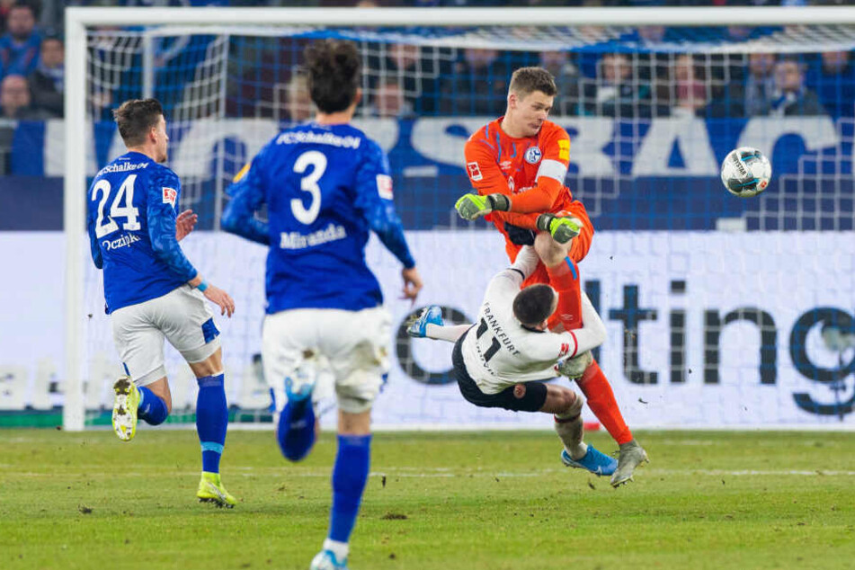 Autsch! Schalkes Keeper Alexander Nübel (Re.) kracht mit gestrecktem Bein gegen Eintrachts Mijat Gacinovics Brustkorb.
