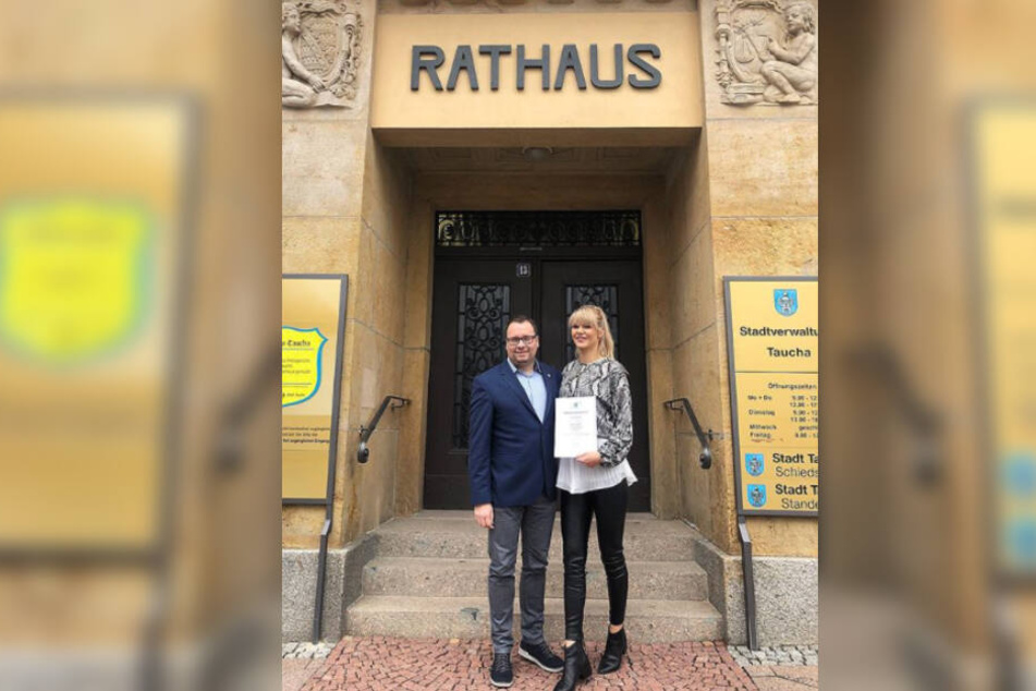 Tauchas Bürgermeister Tobias Meier überreichte der 28-Jährigen die Urkunde als Botschafterin der Stadt.