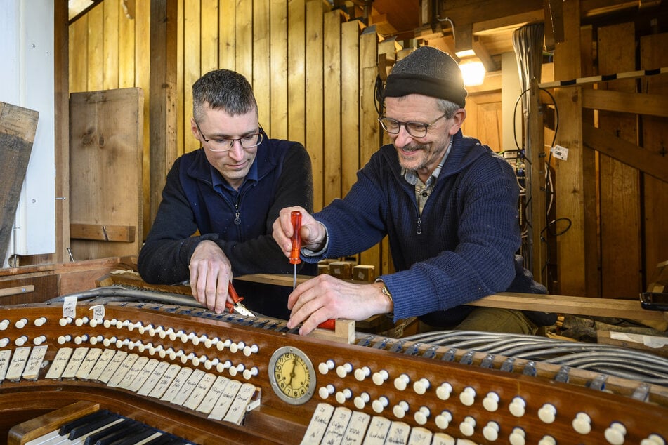 Jonas Baaske (36, l.) und Papa Diethelm (61) schrauben am Spieltisch.