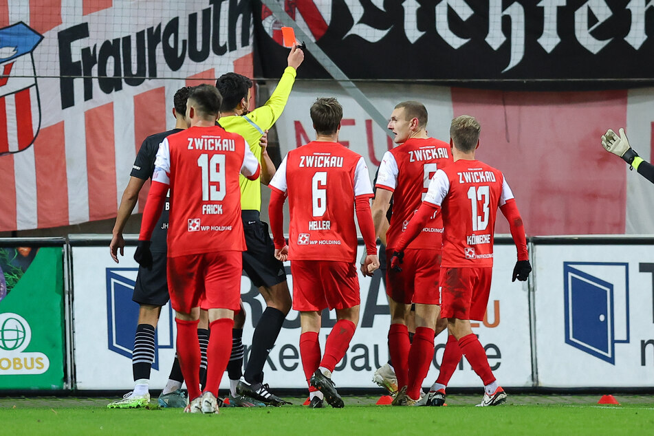 Niklas Brandt vom Greifswalder FC musste vom Platz. Doch die Zwickauer machten zu wenig, die Unterzahl nutzten sie nicht.