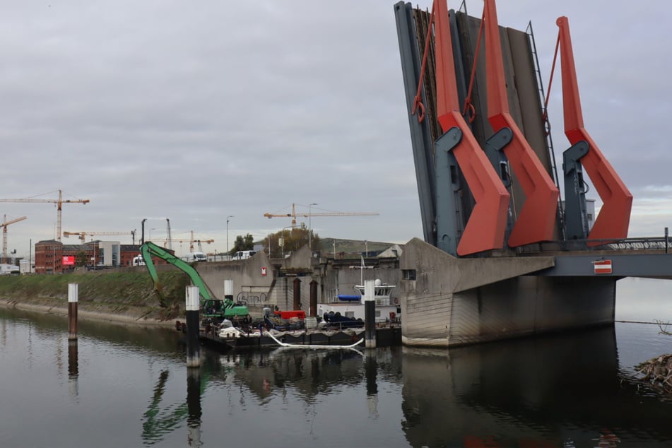 Die Höhe des Schadens an der Brücke ist noch unklar.