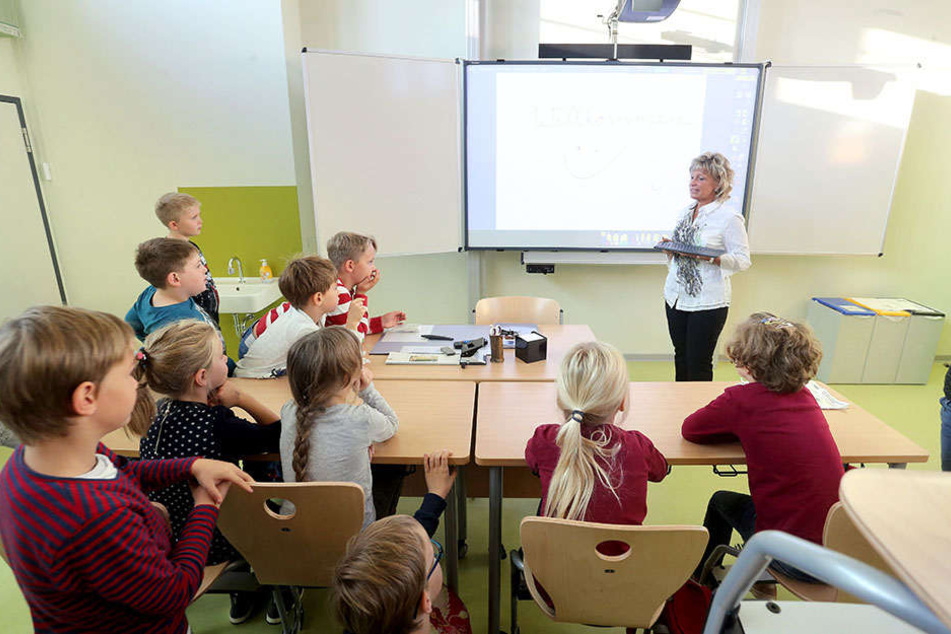 Klassenlehrerin Kerstin Schwarz (55) mit der 2a in den neuen Räumen.