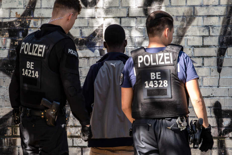 Polizeibeamte kontrollieren im Görlitzer Park einen mutmaßlichen Drogendealer.