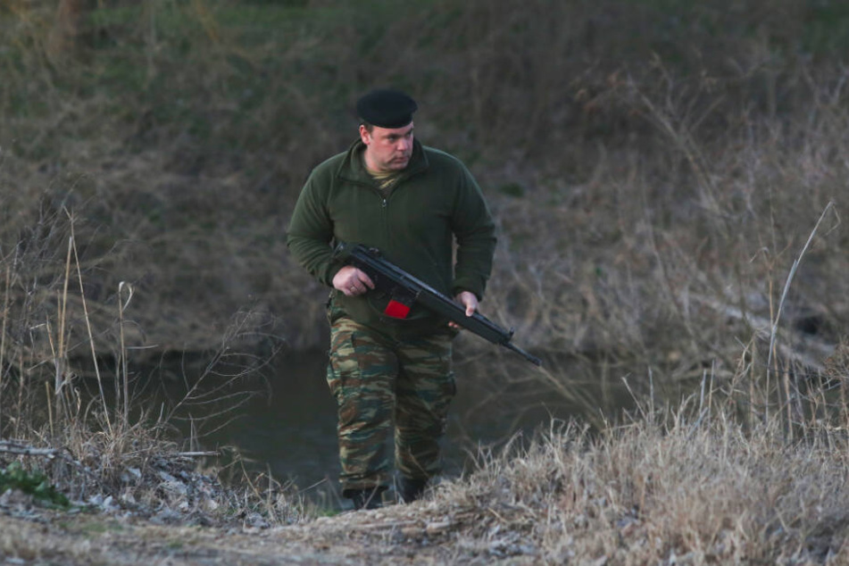Ein Offizier der griechischen Armee patrouilliert an der griechisch-türkischen Grenze, nachdem die Grenzübergänge geschlossen wurden.