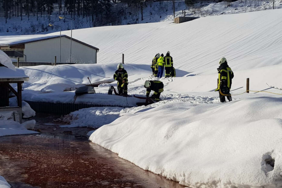 THW und Feuerwehr verhinderten mit Sandsäcken Schlimmeres. Aktuell wird nach der Ursache der Überflutung geforscht.