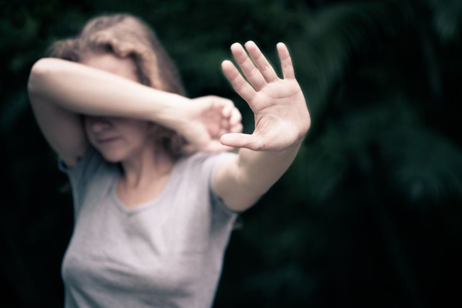 Die junge Frau machte deutlich, dass sie nicht wollte, trotzdem ließ der Mann nicht von ihr ab. (Symbolbild)
