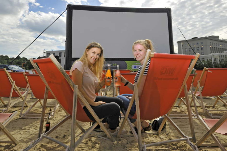 Michelle Bundrock und Maxi Richter (beide 19) freuen sich auf das Sommerkino am Uferstrand.