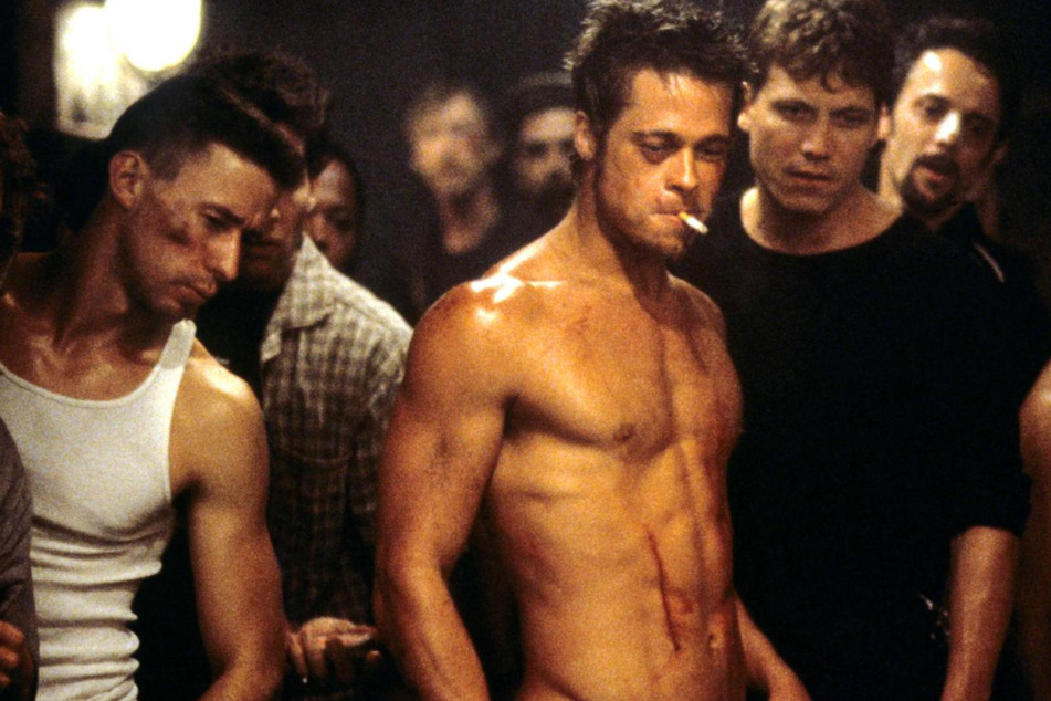 Im Original ist Tyler Durden (Brad Pitt, Mitte) nur eine Einbildung des Protagonisten.