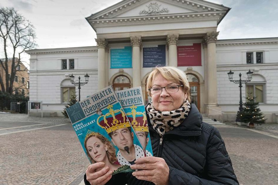 Gera Schlee verteilt ehrenamtlich in Plauen die Werbehefte des Theater Fördervereins. Laut Ministerium haben 40 Prozent aller Sachsen über 14 Jahre ein Ehrenamt.