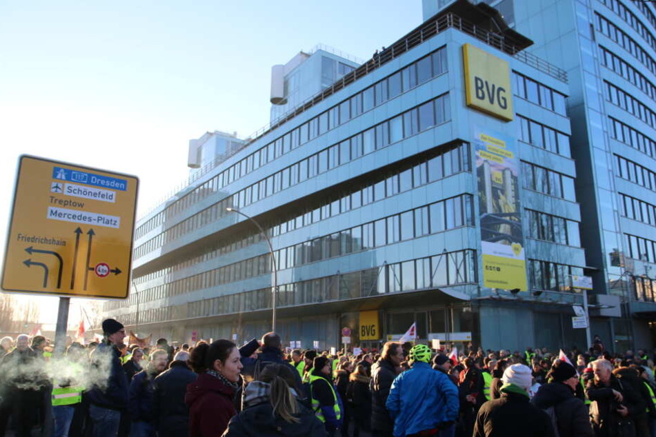 Mehr Lohn, weniger Arbeitszeit und Solidarität für die Angestellten von BVG-Subunternehmen, das fordern die Streikenden.