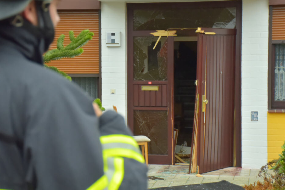 Die Tür und die Fenster des Reihenhauses sind durch die Druckwelle der Explosion beschädigt.