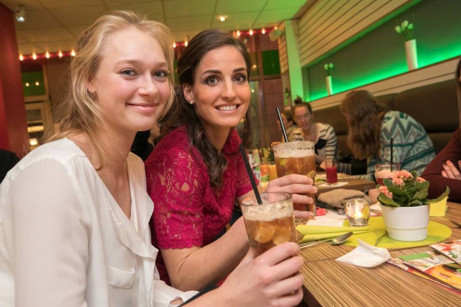 Auf die bestandene Führerscheinprüfung gibt es bestimmt einen Drink mit Kapitän Myrthe Schoot (2.v.li.).