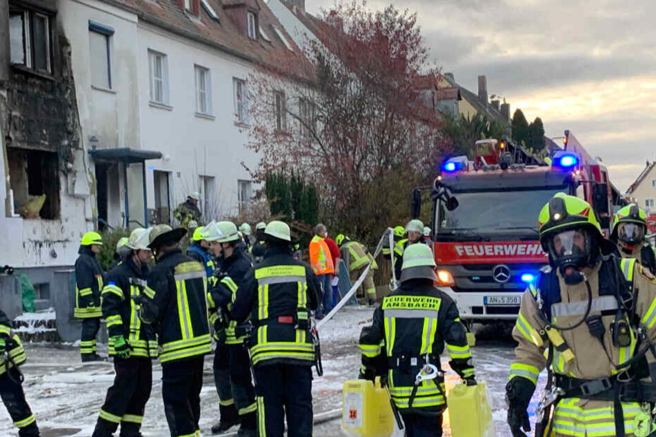 Rettungskräfte fanden in dem Reiheneckhaus in Ansbach eine männliche Leiche.