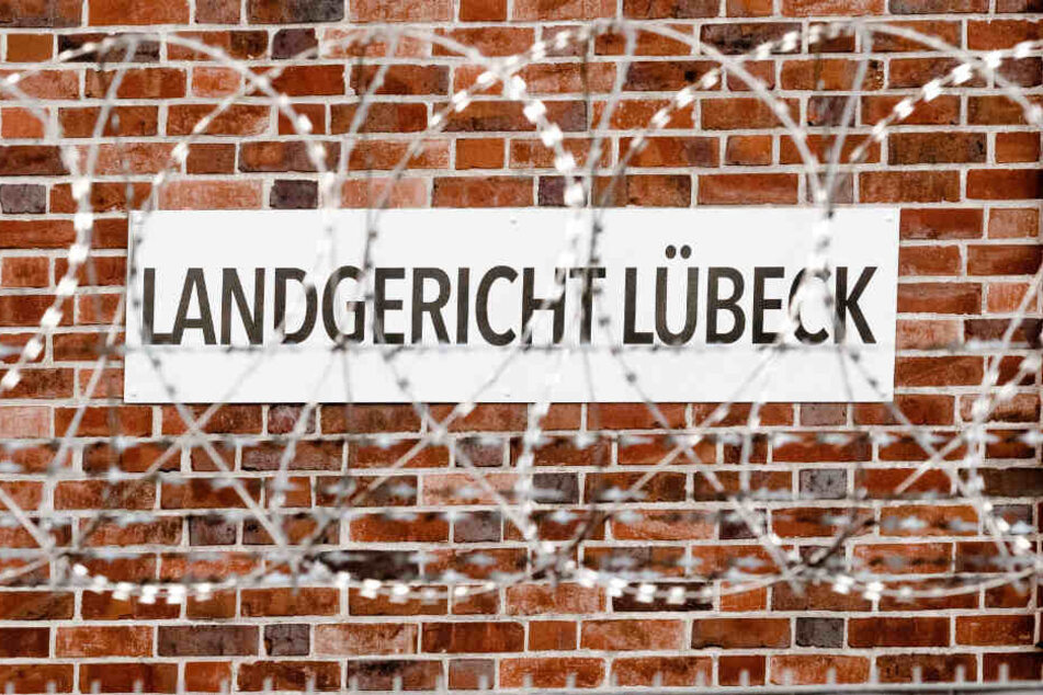 Ein Stacheldrahtzaun schützt das Landgericht Lübeck, vor dem der Fall verhandelt wurde.