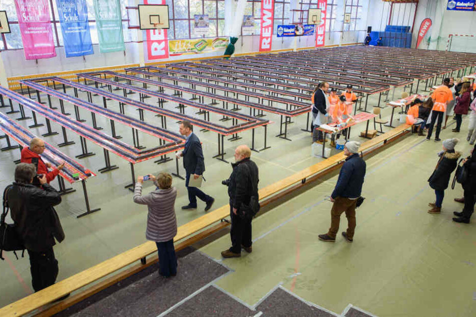 Der Riesenkuchen ist fertig. Mehr als 700 Meter schlängelt er sich durch die Turnhalle.