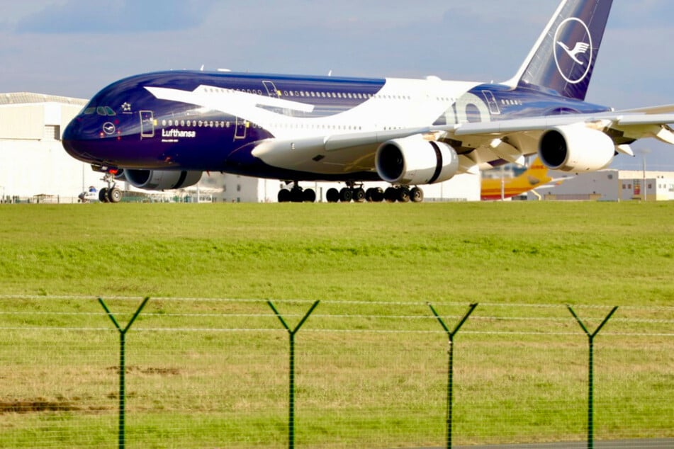 Dresden: Sensation am Flughafen: Vier A380 in Dresden, Fans harren wegen Verspätung stundenlang aus