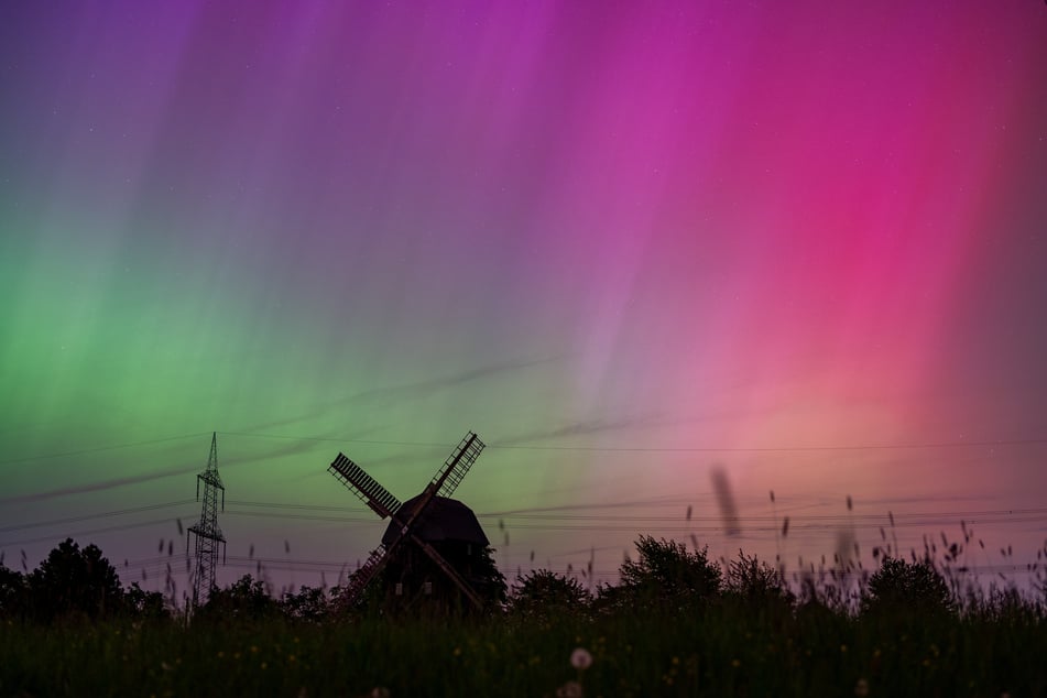 Atemberaubender Moment: Polarlichter machen die Bockwindmühle in Bechstedtstraß (Weimarer Land) zu einem magischen Ort.