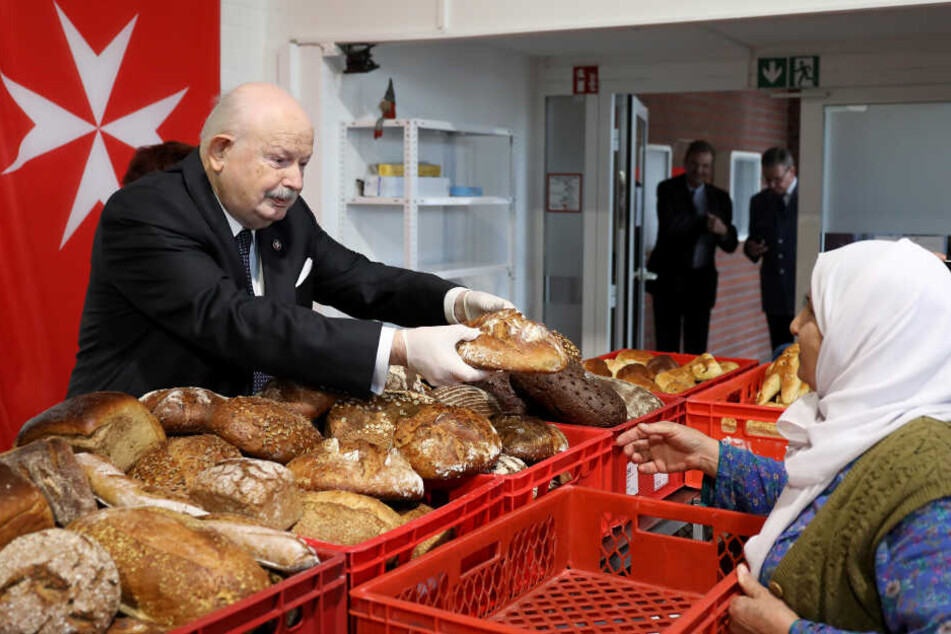 Der Großmeister des Malteserordens verteilte Brot an ärmere Menschen.