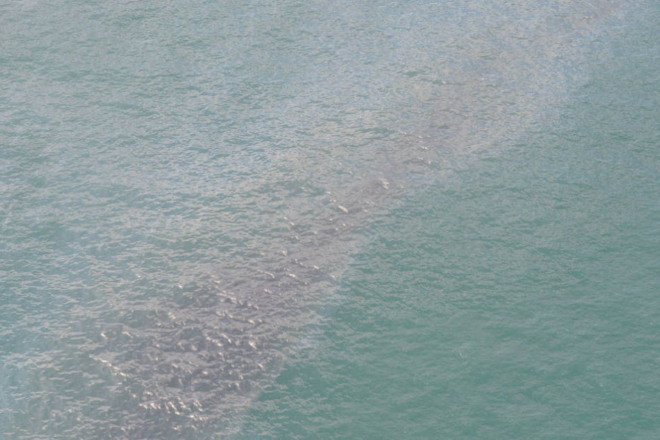 Die Ölspur wurde 25 Kilometer westlich von Helgoland entdeckt.