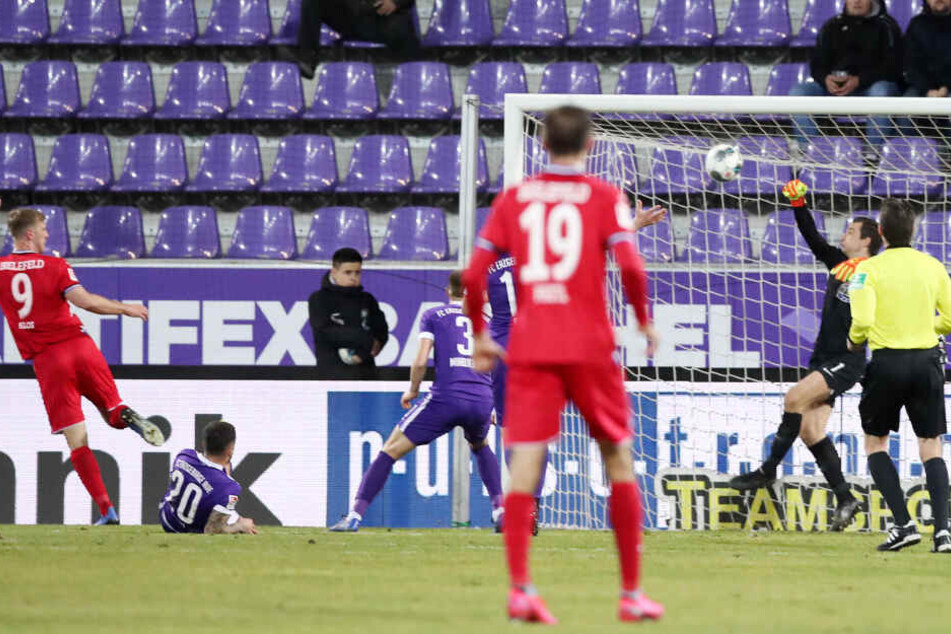 Mit dieser starken Parade nach dem Kopfball von Fabian Klos (l.) rettete Martin Männel seinen Veilchen das Unentschieden gegen Bielefeld.
