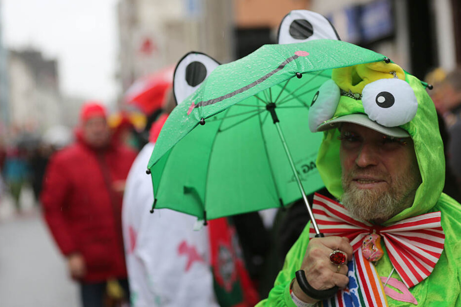 Der Rosenmontagszug in Düsseldorf findet statt, allerdings mit Verspätung. (Symbolbild)