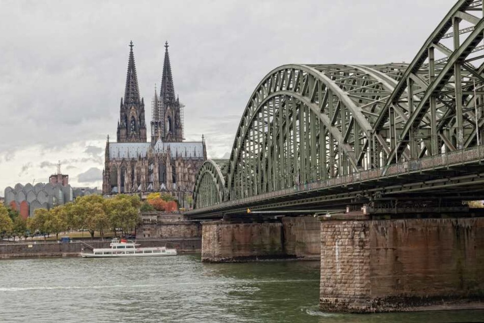Wolken hänger über dem Kölner Dom und dem Rhein.