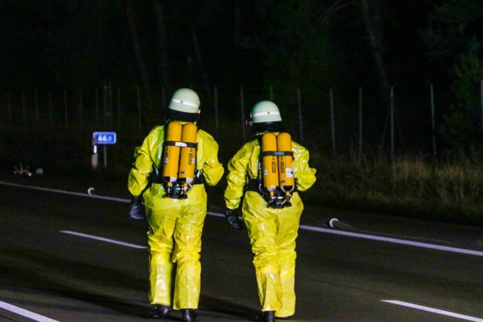 Die Einsatzkräfte mussten zur Löschung spezielle Schutzkleidung anziehen.