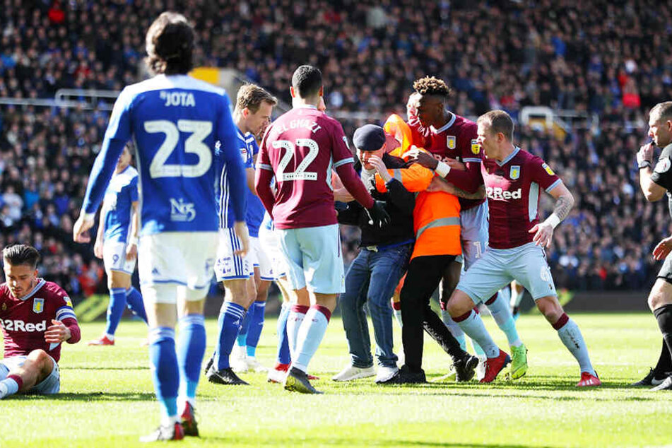 Von hinten niedergeschlagen: Aston-Villa-Kapitän Jack Grealish (l.) wurde im hitzigen Derby von einem Zuschauer attackiert.