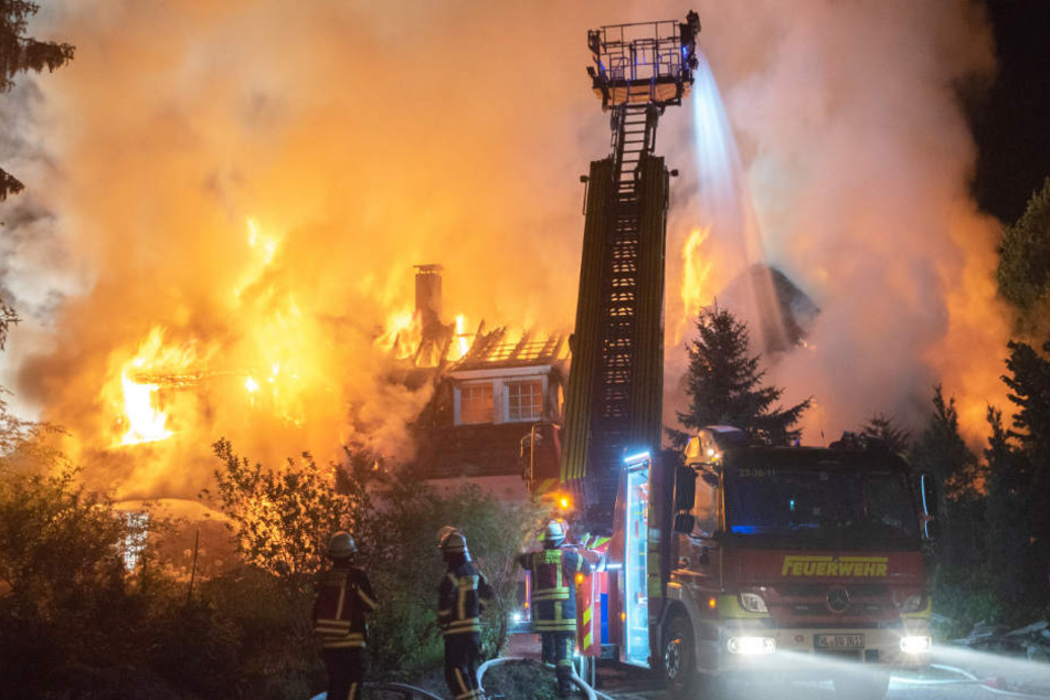Die Flammen schlagen meterhoch aus dem brennenden Haus.