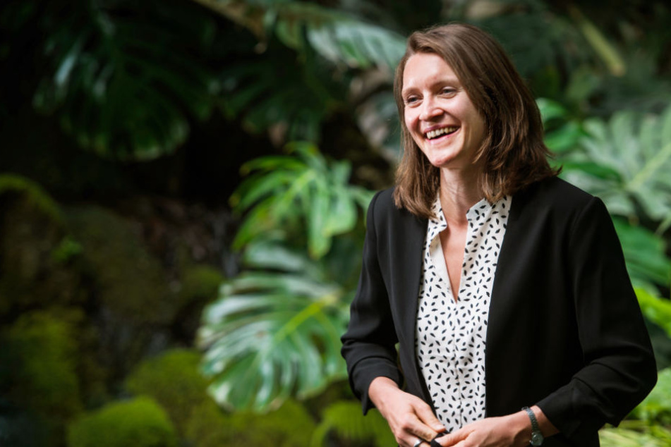 Katja Heubach lächelt im Frankfurter Palmengarten in die Kamera.