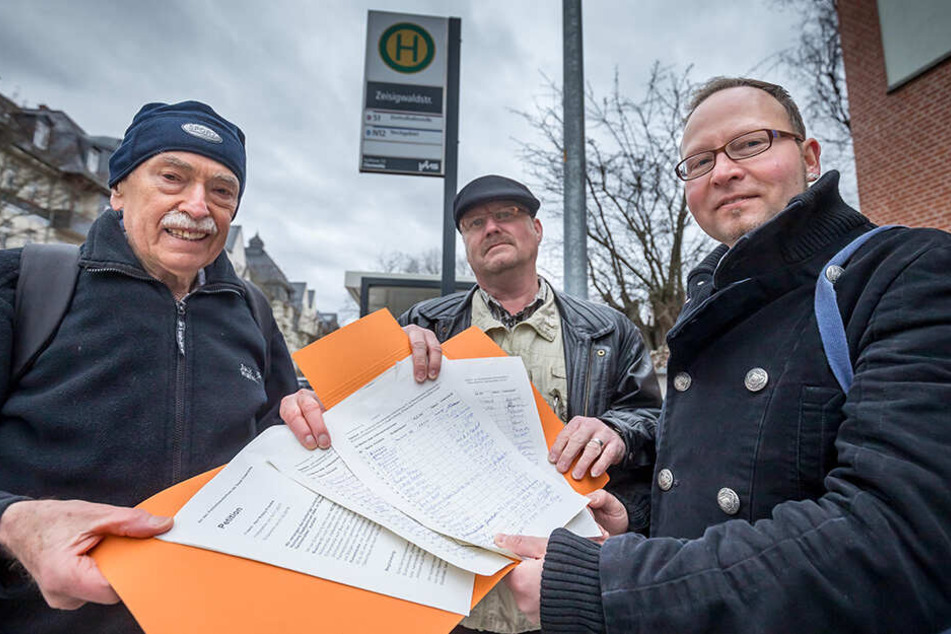 Sammeln fleißig Unterschriften: Anwohner Wolfgang Altmann (79, v.l.), Robby Franke (53) und Stadtrat Andreas Wolf-Kather (43, VOSI/Piraten).