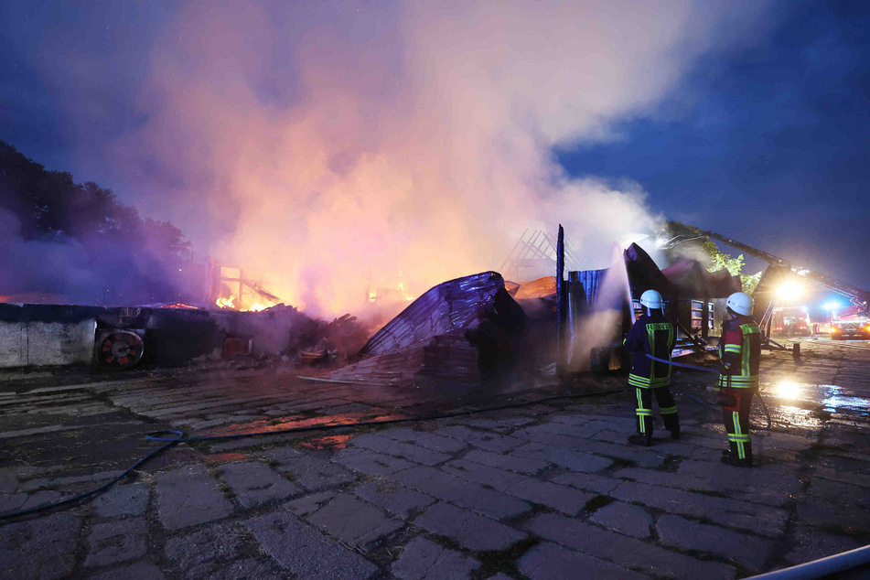 In den frühen Morgenstunden war der Brand gelöscht. Der Vierseitenhof ist nahezu komplett niedergebrannt.